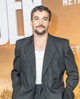 Adam Trask életét is ifjúkorától követhetjük végig a regényben illetve a sorozatban, az őt alakító színész, Christopher Abbott a valóságban viszont már elmúlt 40. 