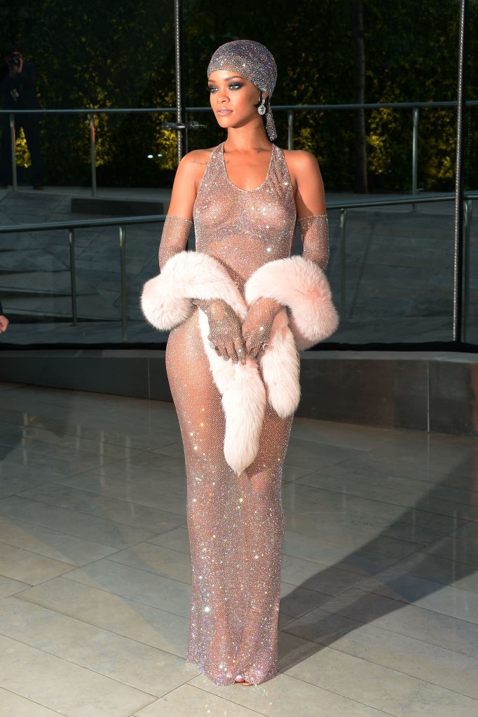 Rihanna a 2014-es CFDA Fashion Awards-on egy Adam Selman-kreációban tündökölt. A divatikon valószínűleg már ekkor jól tudta, hogy 2023-ban mindent elsöprő trend lesz a meztelenruhákból! A kismama divatot megreformáló alakot egyszer sem láttuk még stílustalan módon megjelenni. 