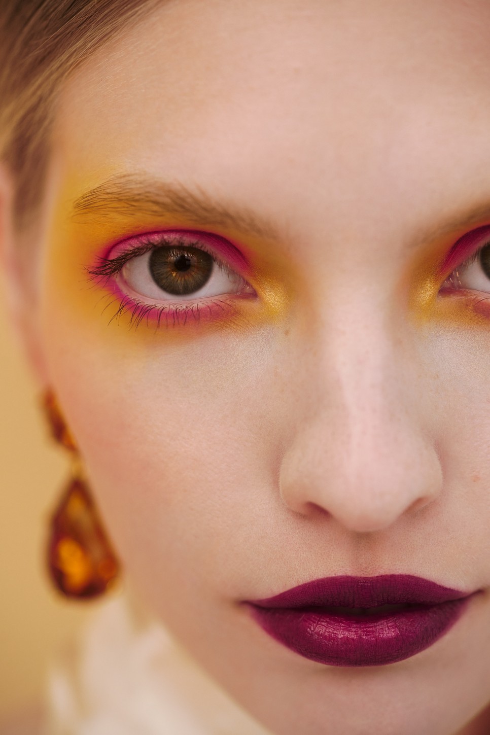 Nem kell minden esetben ragaszkodnod a monokróm megjelenéshez! // Blúz: Amanda Uprichard, Fülbevaló: Kenneth Jay Lane, Smink: Monika Blunder Beauty Blunder Cover alapozó, Mehron Makeup Cream ColorSticks, Chantecaille Philanthropy pirosító