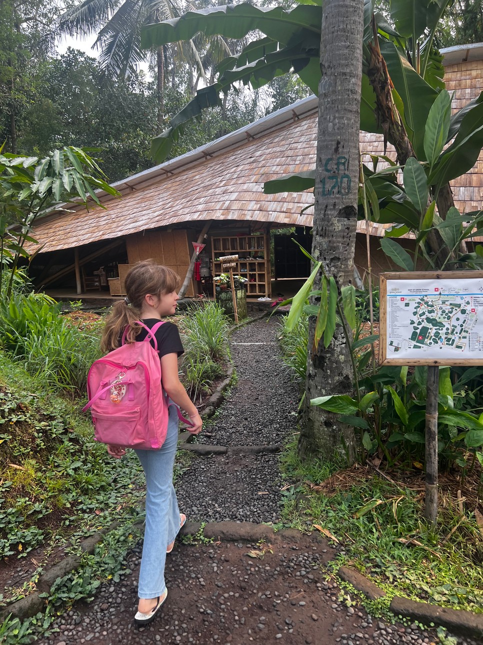 Anna harmadik osztályba jár egy balinéz iskolába, ahol még nincs házi feladat