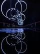 Juan Fuentes spanyol művész Kinetikus perspektíva (Kinetic Perspective) című installációja a mozgás és a nézőpont változásával alakítja át a tér érzékelését, folyamatosan új vizuális élményt teremtve