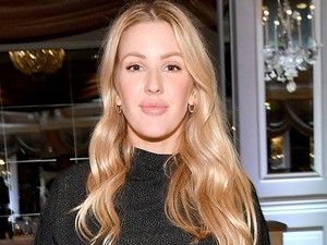 Ellie Goulding megmutatta eljegyzési gyűrűjét, és hogy a kockás és csíkos tökéletes együtt!