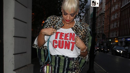 Hűha, Rita Ora nagyon durva pólóban divatozik