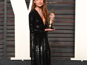 Az Oscar-díjas Alicia Vikander nagyon szexi ruhára váltott a Vanity Fair partin