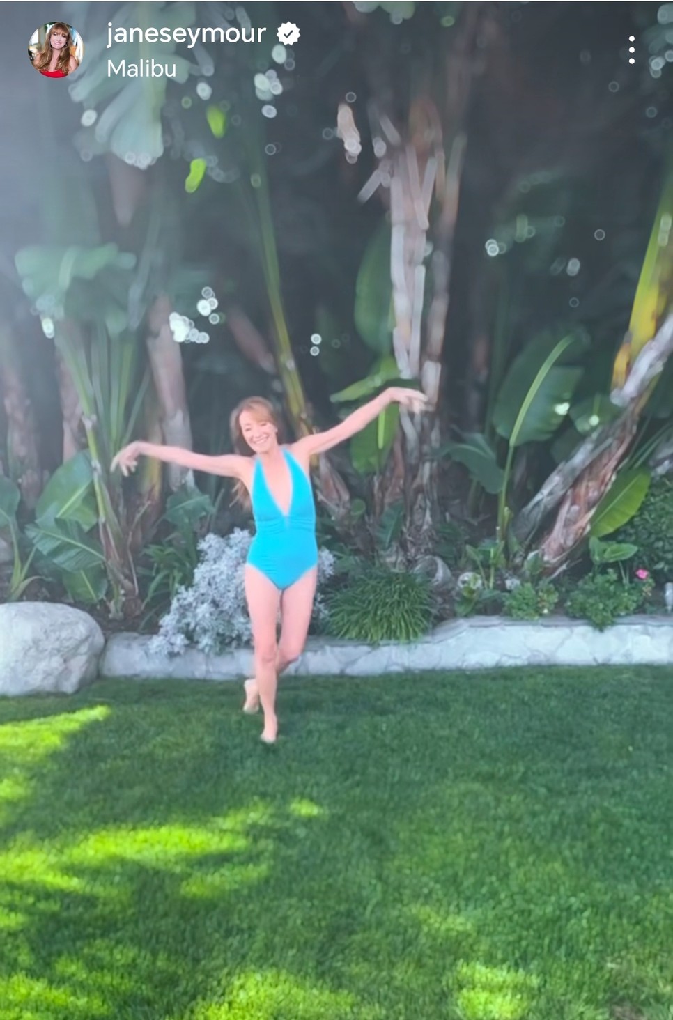 A 74 éves Jane Seymour fürdőruhában mutatta meg magát