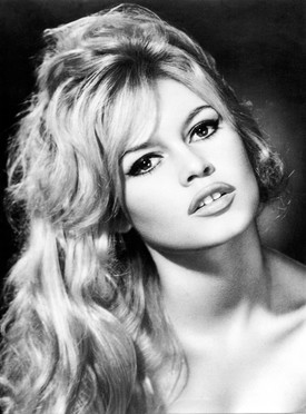 Az 1960-as évek elején Bardot alapvetően változtatott: karakteres, világos szőke lett a sörénye, amit a fejtetőn kissé tupírozva, laza hullámokban viselt. Megszületett az ikonikus frizura első változata.