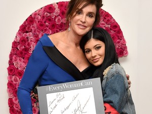 Kylie Jenner most sokkal jobban ragaszkodik apukájához, Caitlyn Jennerhez mint bármikor. Ezért!