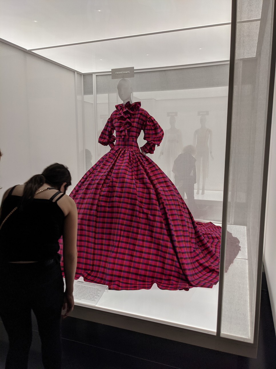 Az amerikai divatot különösen Európából mindig funkcionálisnak, egyszerűnek és praktikusnak bélyegzik, pedig igen könnyű ennek az ellenkezőjét bizonyítani, például ezzel a Christopher John Rogers által 1993-ban tervezett uszályos darabbal