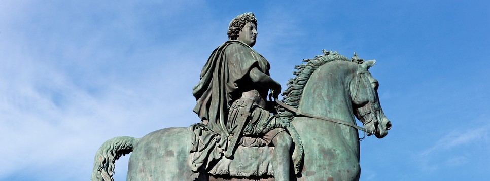 XIV. Lajos lovas szobra a Place Bellecour téren Lyonban, Franciaországban