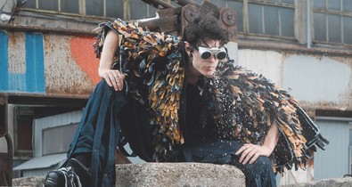 Bárány Judit divattervezői tevékenységében ott van a színházi jelmezek drámai esztétikája, a vizuális történetmesélés, de a magyar népi motívumok és funkciók átfordítása is