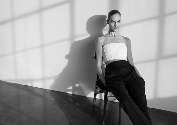 Monokróm múzsa - Gyönyörű fotósorozatban Axente Vanessa!