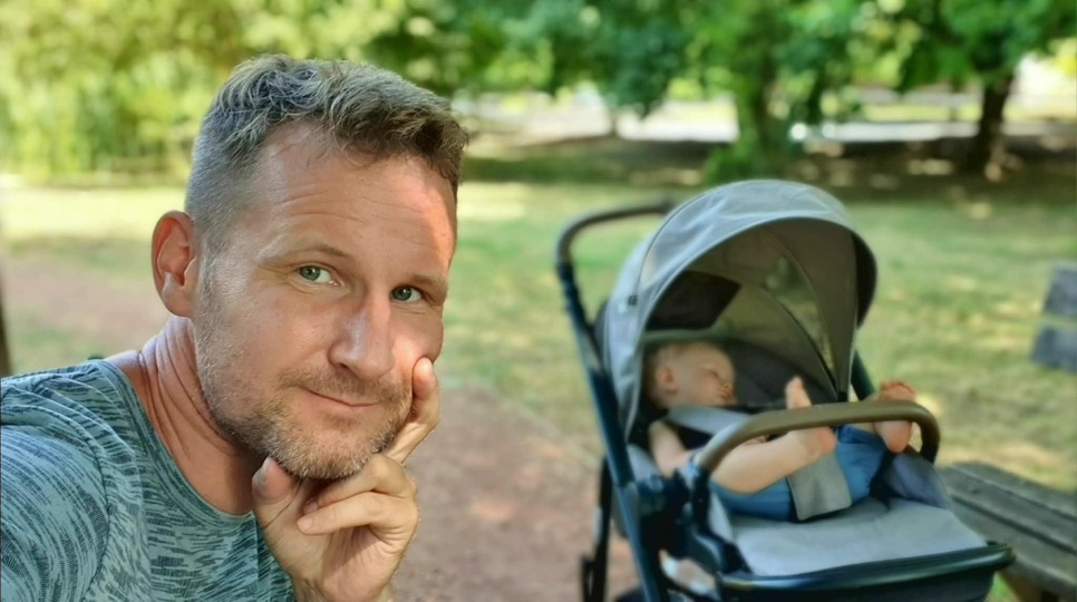Harmadik gyermekük érkezése után Könczöl Árpád maradt otthon GYED-en a kisfiúval