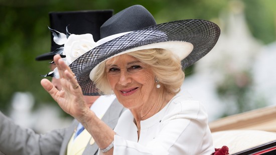 Hoppá! Kamilla királyné nyilvánosan flörtölt egy férfival, aki nem a férje