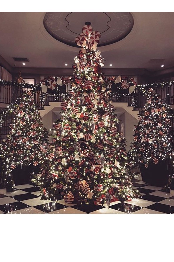 A Kardashian karácsonyfa egy nyalókaorgia