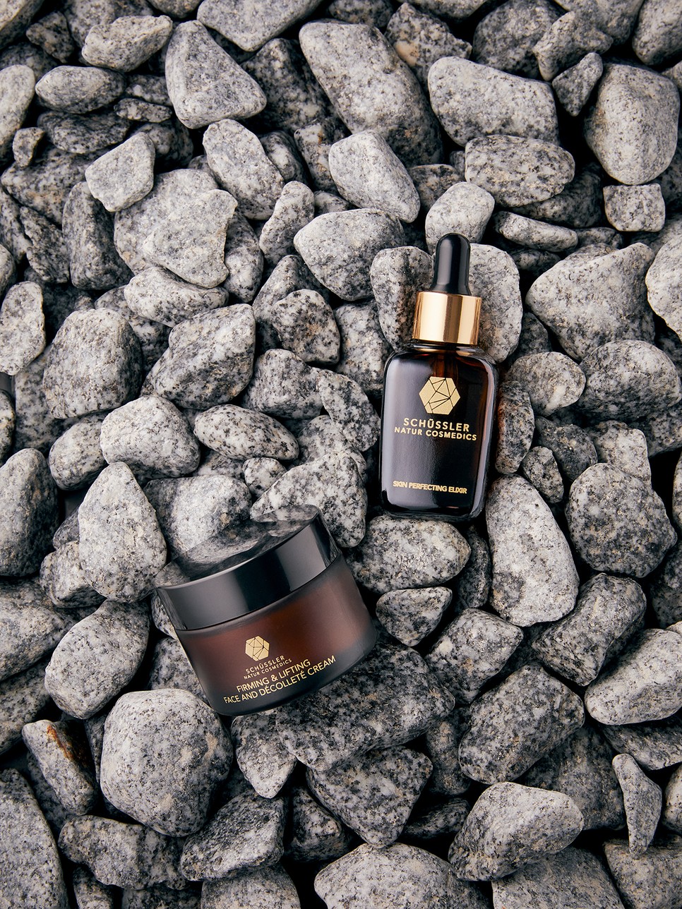Feszesítő arc- és dekoltázskrém, bőrtökéletesítő elixír SCHÜSSLER 10 990 Ft/50 ml (219,8 Ft/ 1 ml) 14 290 Ft/30 ml