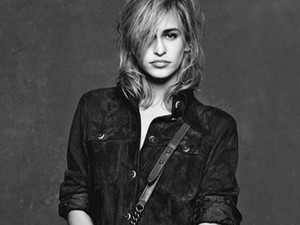 Kristen Stewart unott titkárnő a Chanel kampányban