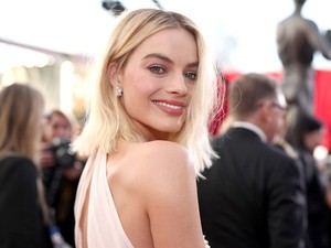Margot Robbie megjelenését tönkretette a boa-úszógumi