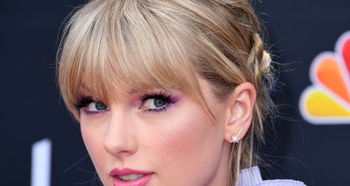 Micsoda? Taylor Swift haját simán átfestették a díjátadó közben