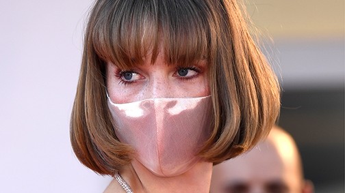 Maya Hawke olyan gyönyörű Versace ruhában a velencei filmfesztiválon, akár egy sellő
