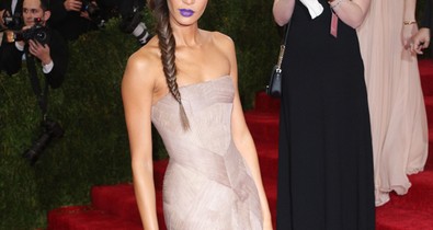 Joan Smalls merész rúzsban a Met gálán