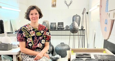 Ember Sári képzőművész munkái segítenek emlékezni egy olyan világban, amelyben talán már magát az emlék szót is kezdjük elfelejteni