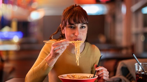 Ez az utolsó jó időpont az evésre lefekvés előtt: nagyon nem mindegy a szakemberek szerint, mikor vacsorázol