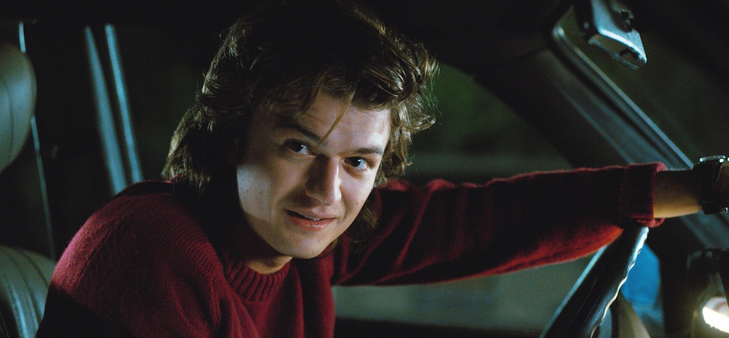 Joe Keery Steve Harrington, a gimi szívtiprójának bőrébe bújt, akit hosszú, zselézett tincsekkel ismerhettünk meg. 