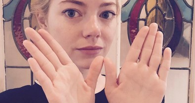 Új őrület az Instagramon - ezért mutogatnak a sztárok