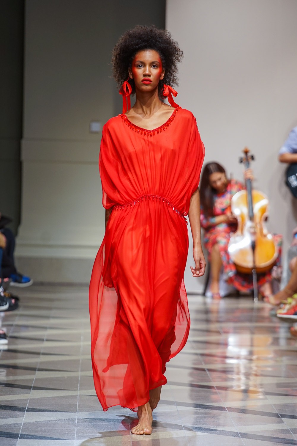 Egy piros tumika mindannyiónk gardróbjában jól jön: felkapható egy nyári estén, a strandon a fürdőruhánk felé, egy rohanós hétköznapon, amikor erőt szeretnénk sugározni, jókedvre vágyunk