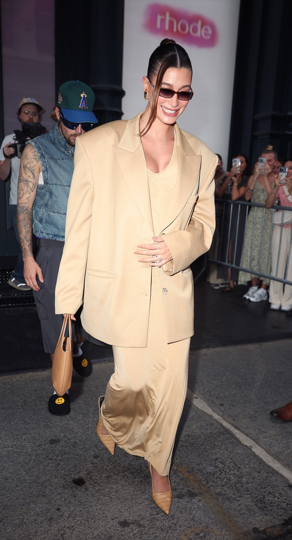 Pantone az év színének a Mocha Mousse-t kiáltotta ki, amelynek Hailey Bieber is imádja minden árnylaatát