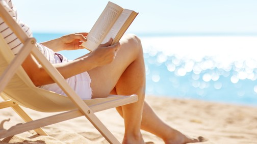 8 letehetetlen könyv, ami tökéletes választás, ha strandolni mész