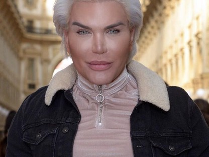 Ő a magyar Ken baba! Látnod kell milyen sminktechnikája van!