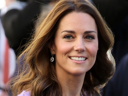 Kate Middleton sikkes levendulaszínű ruhában tér vissza, de van valami egész furcsa benne