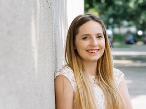 „Nem a tudományos pályát ajánlanám, inkább azt a kíváncsiságot és kritikus gondolkodást, ami mögötte van” - interjú Molnár Janka Sára elméleti fizikussal