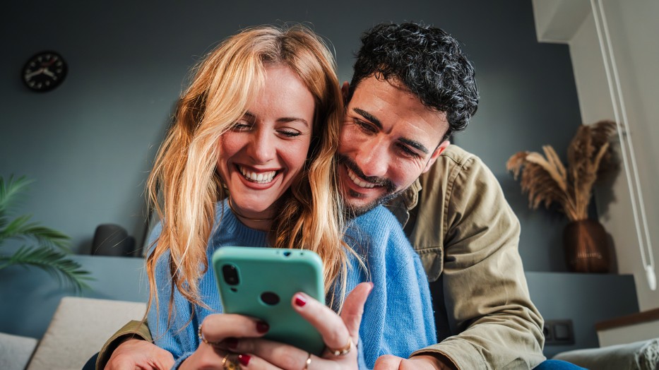 szerelmespar-nez-telefon-glamour