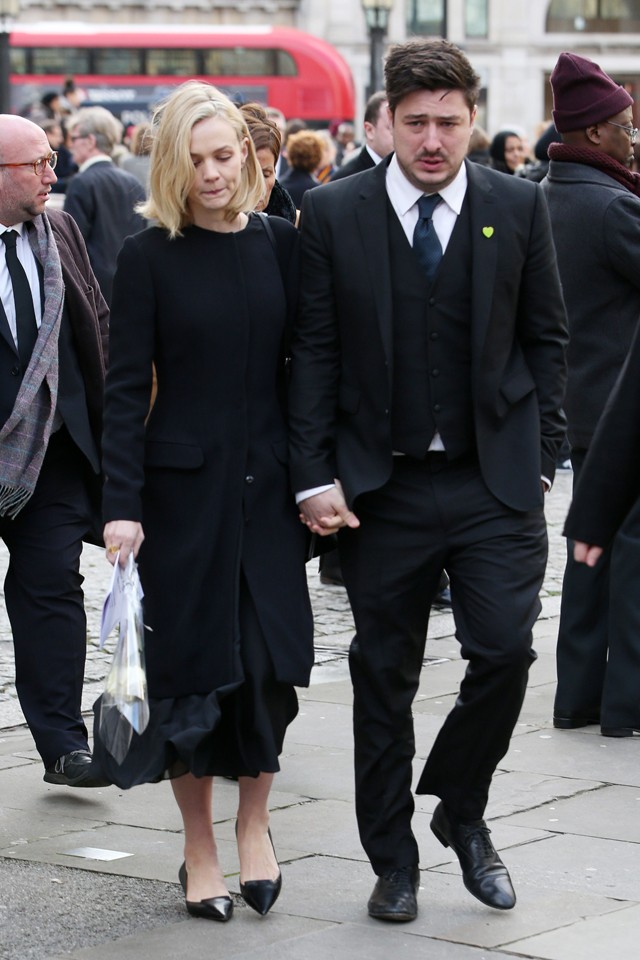 Már nagyon nagy Kate Middleton pocakja, elegáns kabátruhába próbálta rejteni