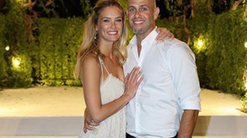 Ilyen gyönyörű ruhában ment férjhez a legszebb bikinimodell