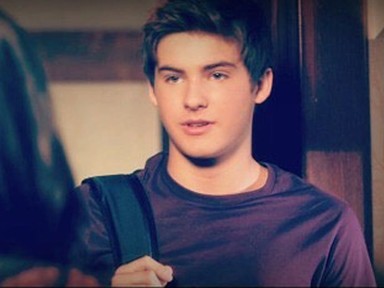 A Pretty Little Liars-ben még Aria lázadó öccse volt! Nézd, milyen jó pasi most!