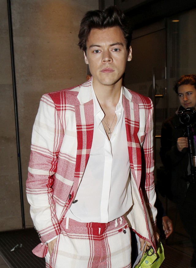 Harry Styles kockás öltöny