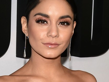 Íme egy igazán előnytelen ruha: Vanessa Hudgens rózsának öltözött