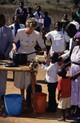 Diana hercegné 1993-ban a Vörös Kereszt projektjében vett részt, Zimbabwéban ételt osztott a menekülteknek.