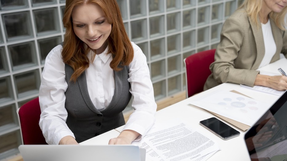 Az adminisztratív és ügyintézői munkák világa: több, mint papírmunka és panaszkezelés!