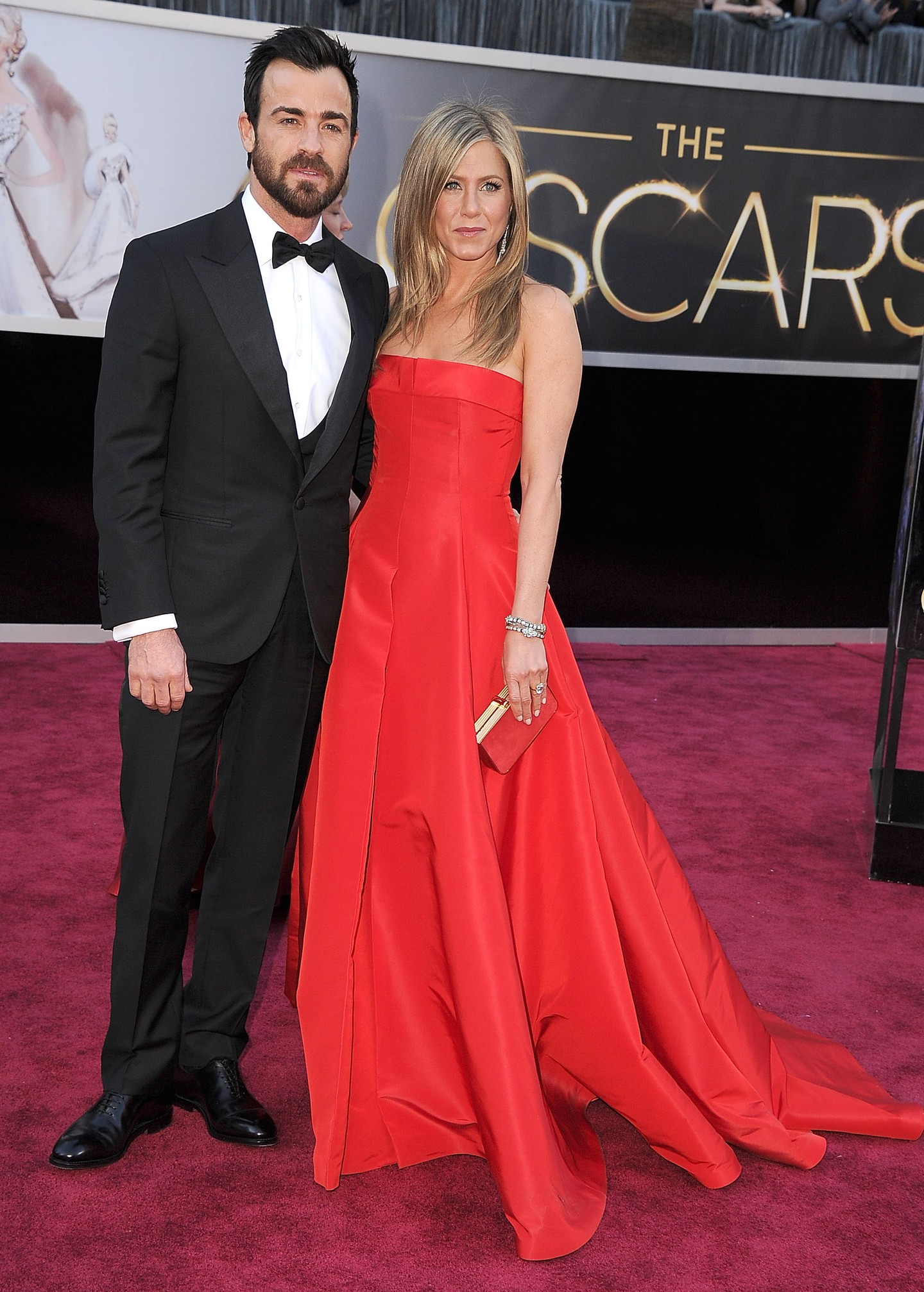 2013 - A színésznő 2013-ban visszatért a 85. Oscar-gálára, hogy átadja a legjobb jelmeztervezés és vizuális effektusok díját. Ezúttal csatlakozott hozzá az akkori vőlegénye, Justin Theroux színész és forgatókönyvíró is. Az egyedi piros Dior ruhában pont úgy festett, mint egy modernkori hercegnő. 