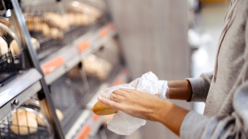 Az Auchan meglépte: nem lesz többé műanyagzacskó az üzleteiben