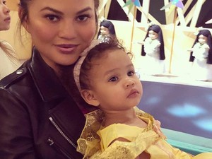Chrissy Teigen kétéves kislánya fájdalmasan őszinte: így reagált anyukája hasára!