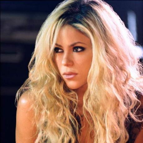 Shakira az aranyhajú nőstény farkas!