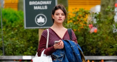 18 éves Surie Cruise úgy fest a báli ruhájában, mintha csak Katie Holmes klónja lenne