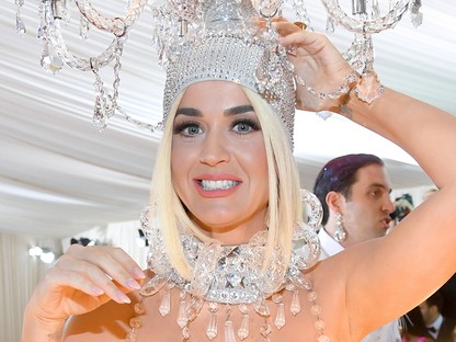Katy Perry csillárnak öltözött a Met gálán. Ennyi.
