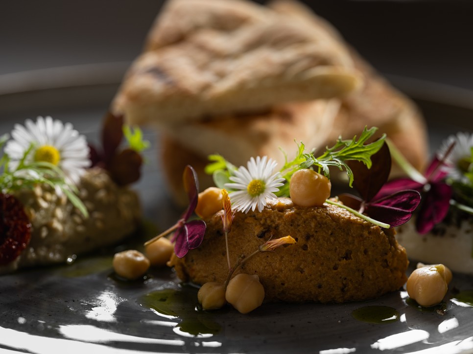 Házi krémek sült sárgarépa humusszal, füstölt padlizsánnal, labneh-vel és za'atarral, pitával