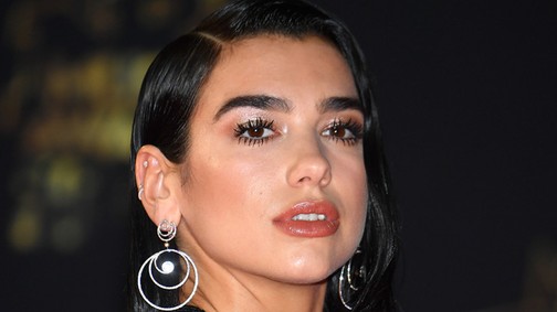 Botrány, milyen ízléstelen Dua Lipa szettje